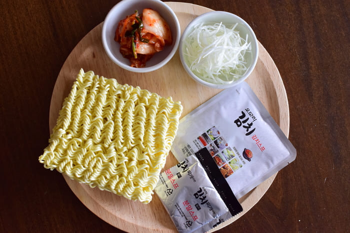 オモリ キムチチゲラーメン まるで韓国本場のキムチチゲ にっこりおって