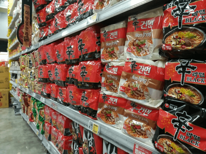 味は違う？「辛ラーメン 乾麺」ノンフライはみんなにうれしいカロリー30％オフ！ – にっこりおって