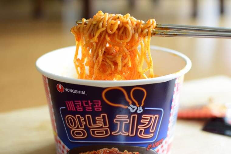 ヤンニョムチキンラーメン カップ麺は夜食にぴったりな味 甘い 辛い 作り方と感想 にっこりおって